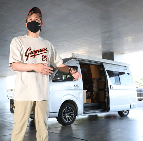 日本ハム対オリックス　キャンピングカーで球場入りする日本ハム新庄剛志監督（撮影・佐藤翔太）