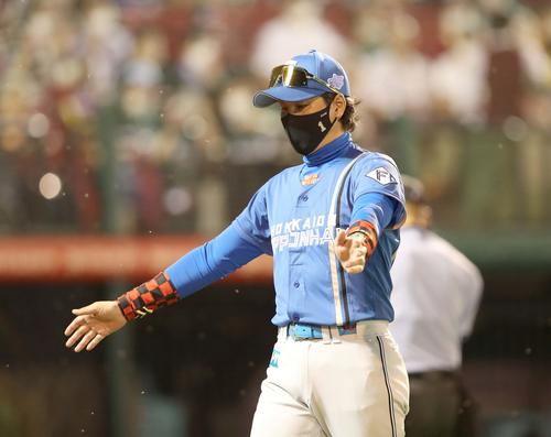 楽天対日本ハム　7回裏、投手交代を告げる新庄監督（撮影・黒川智章）