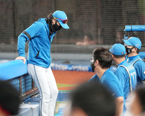 ロッテ対日本ハム　10回、浮かない表情でコーチ陣と話す新庄監督（左）（撮影・菅敏）