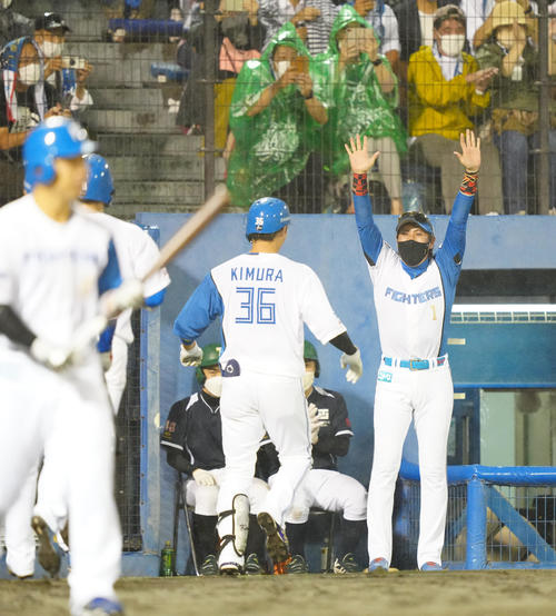 日本ハム対楽天　7回裏日本ハム2死二、三塁、逆転3点本塁打を放った木村（中央）をバンザイして出迎える新庄監督（撮影・江口和貴）