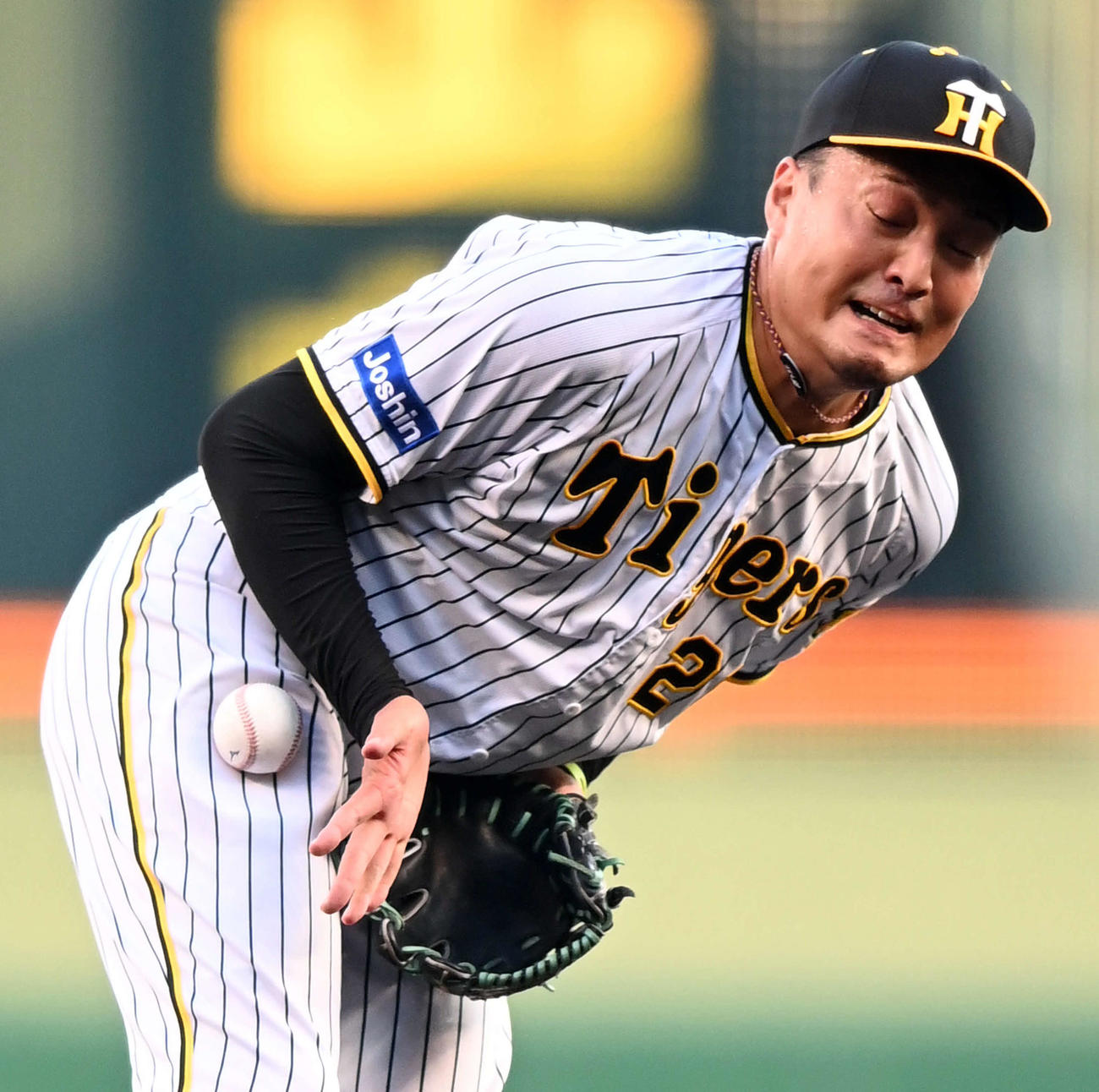 1回表オリックス無死一塁、渡部の打球は秋山の右太ももを直撃する（撮影・前岡正明）