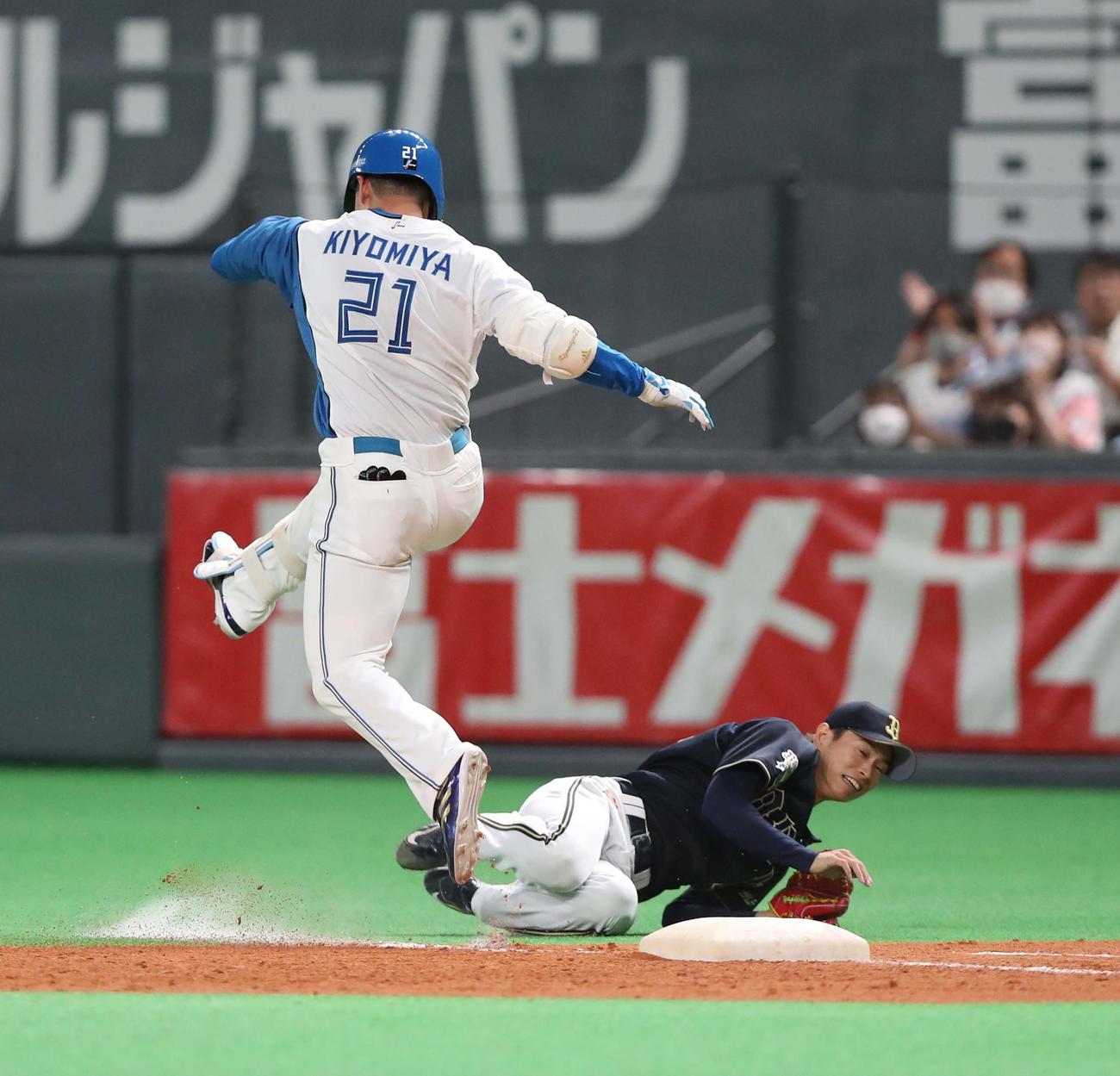 4回裏日本ハム2死三塁、清宮は二塁への打球でベースカバーに入り悪送球で転倒した山岡を飛び越える（撮影・黒川智章）