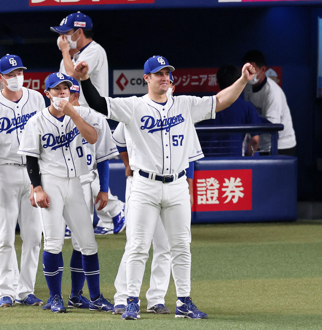阪神に勝利しベンチ前でガッツポーズを見せるA・マルティネス（撮影・加藤哉）