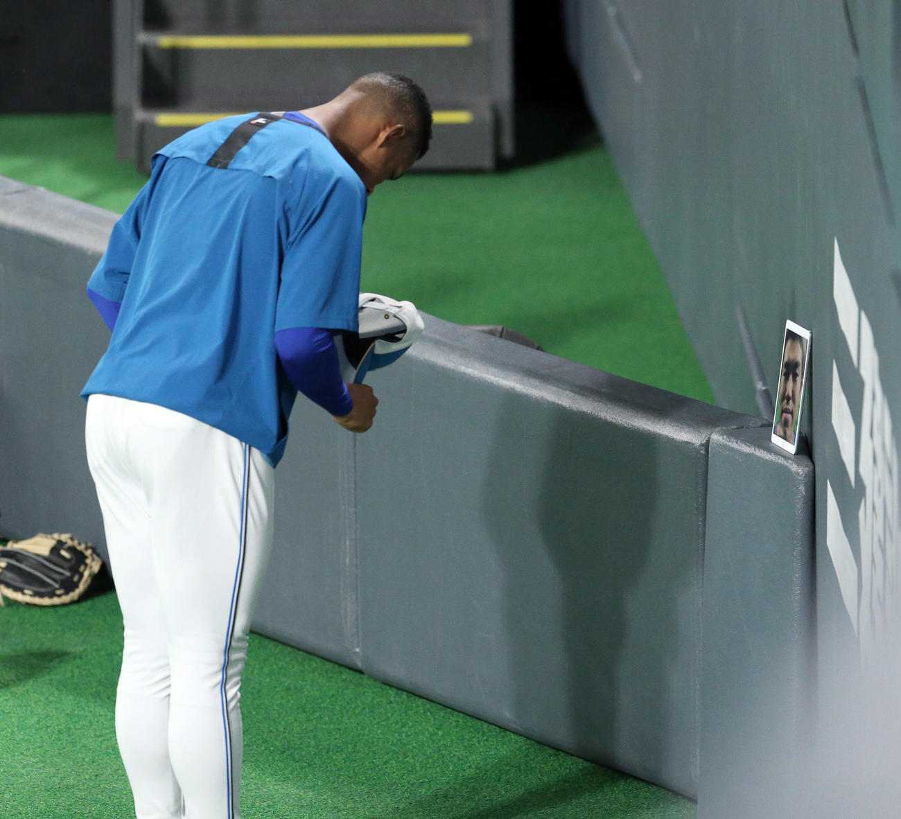 日本ハム伊藤が撮影した今川の顔写真に一礼する万波（撮影・佐藤翔太）