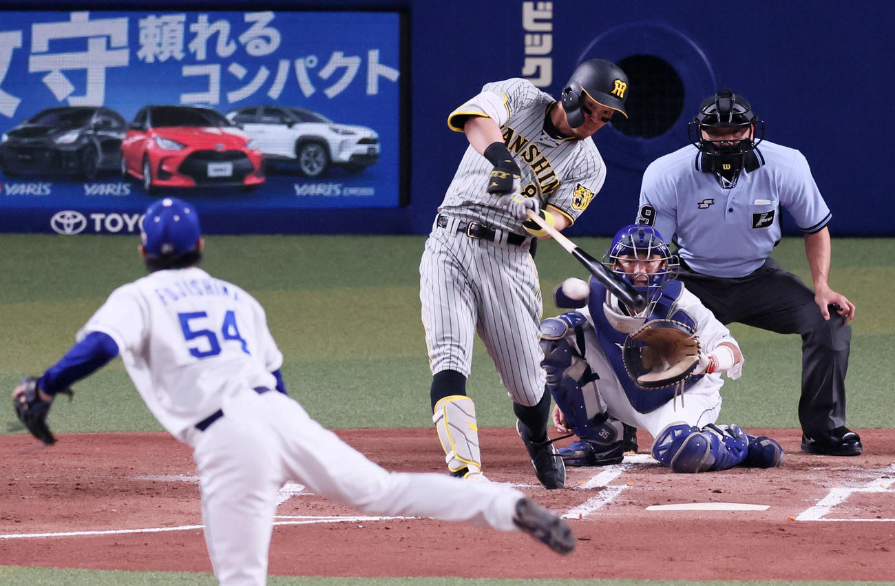 中日対阪神　2回表阪神無死、佐藤輝は右翼に二塁打を放つ。投手は藤嶋（撮影・加藤哉）