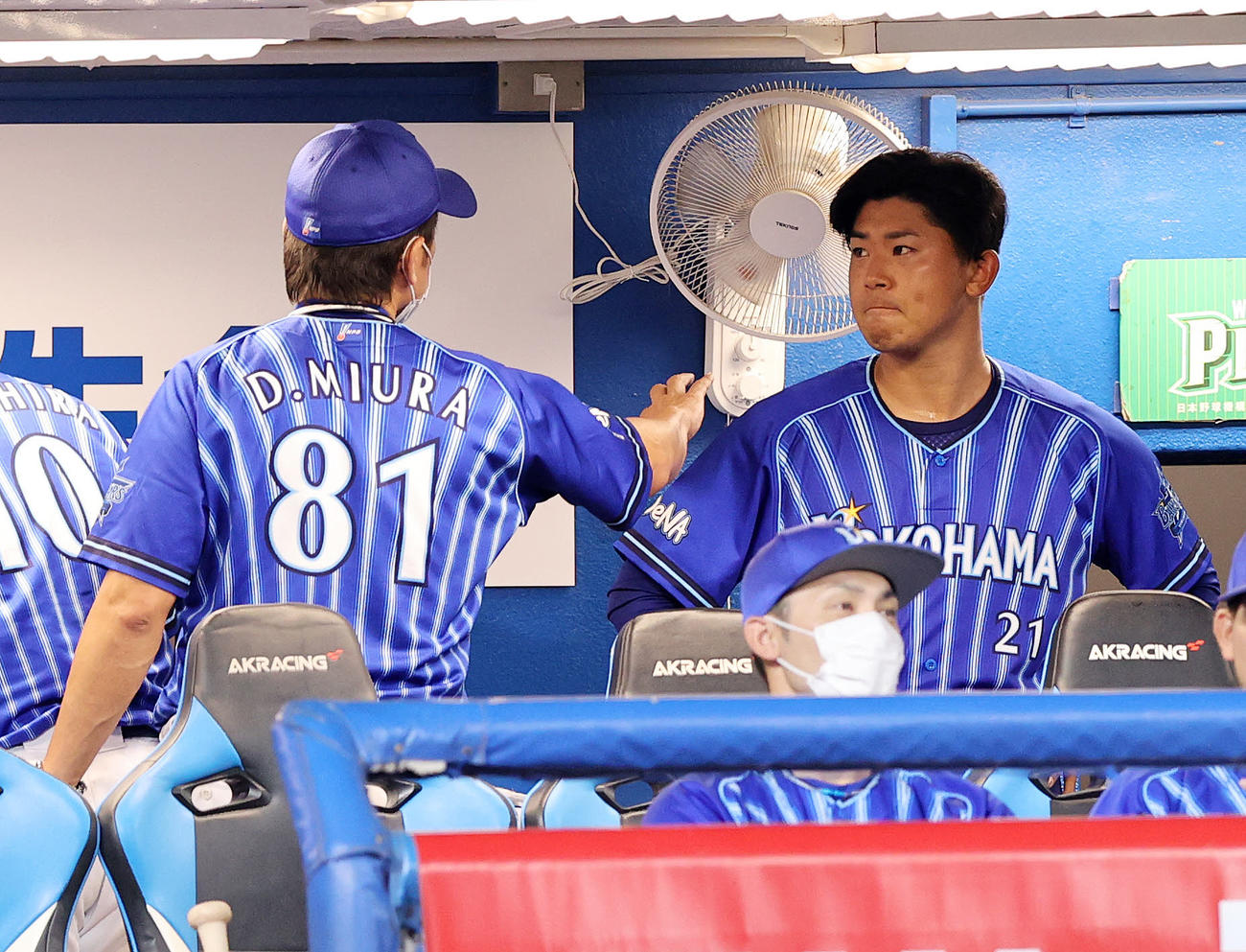 ヤクルト戦7回裏に降板し三浦大輔監督（左）に労われるDeNA今永昇太（2022年7月1日撮影）