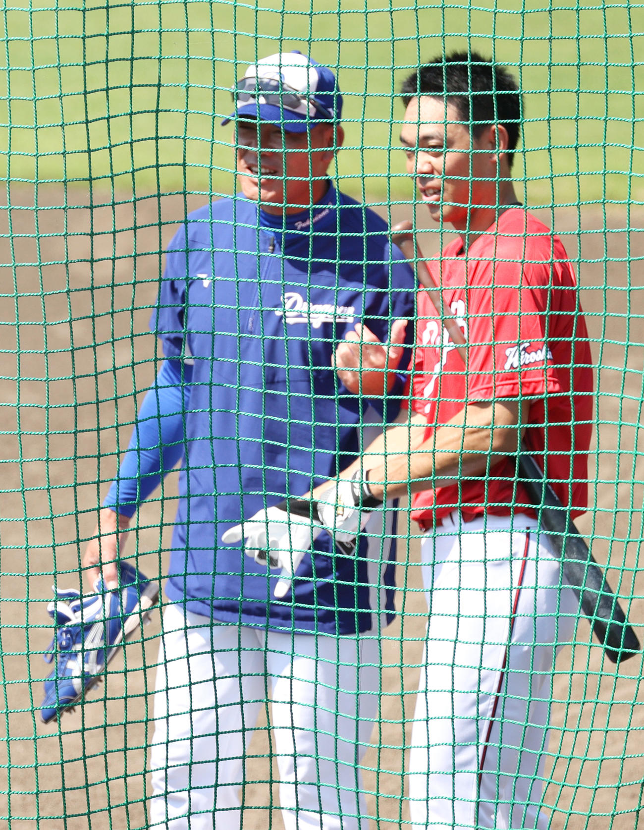 広島対中日　試合前、広島秋山（右）は中日福留と話す（撮影・上山淳一）
