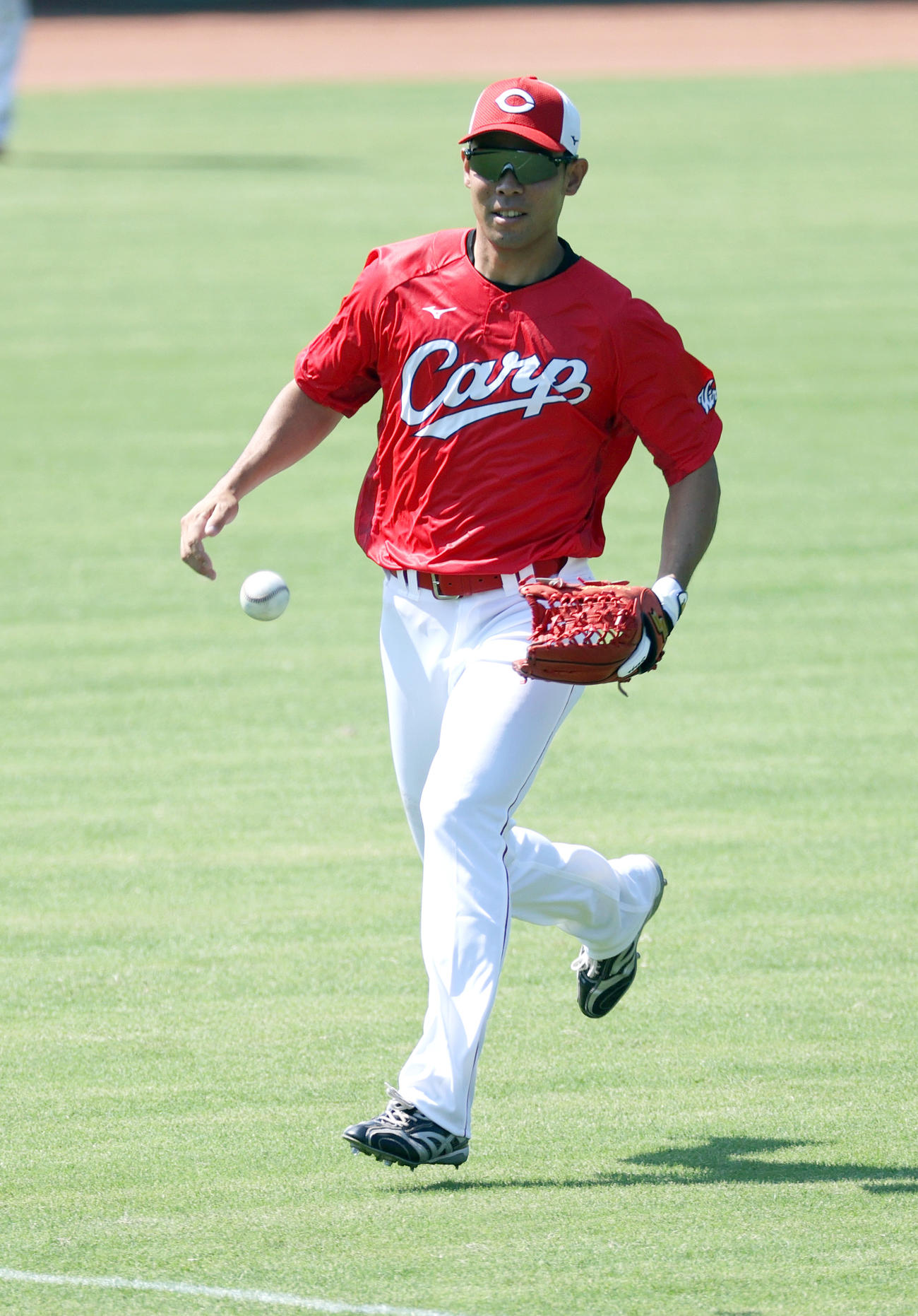広島対中日　試合前の練習で打球を追う広島秋山（撮影・上山淳一）