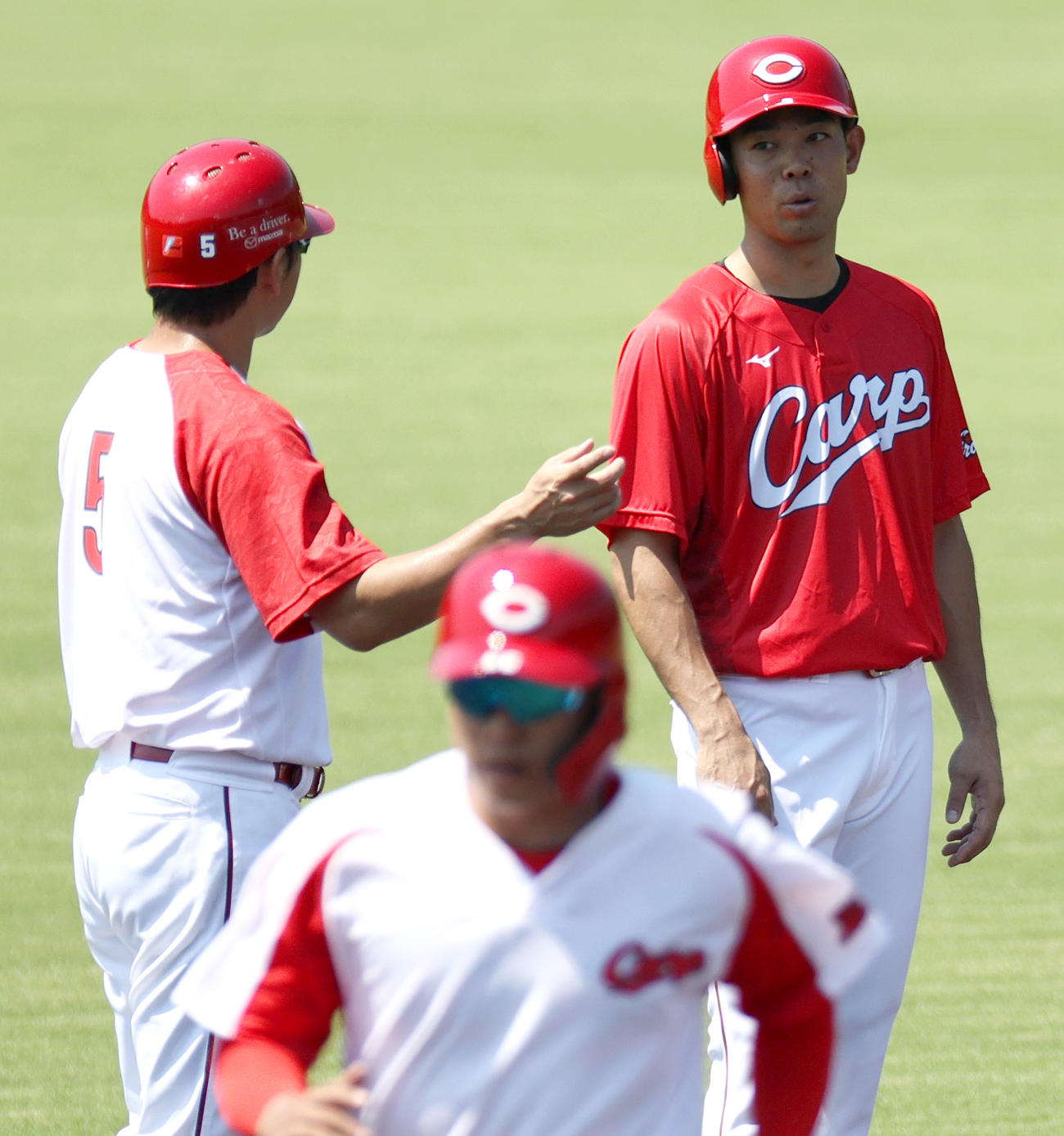 広島対中日　試合前の練習で広島秋山（右）は広島長野と話す（撮影・上山淳一）