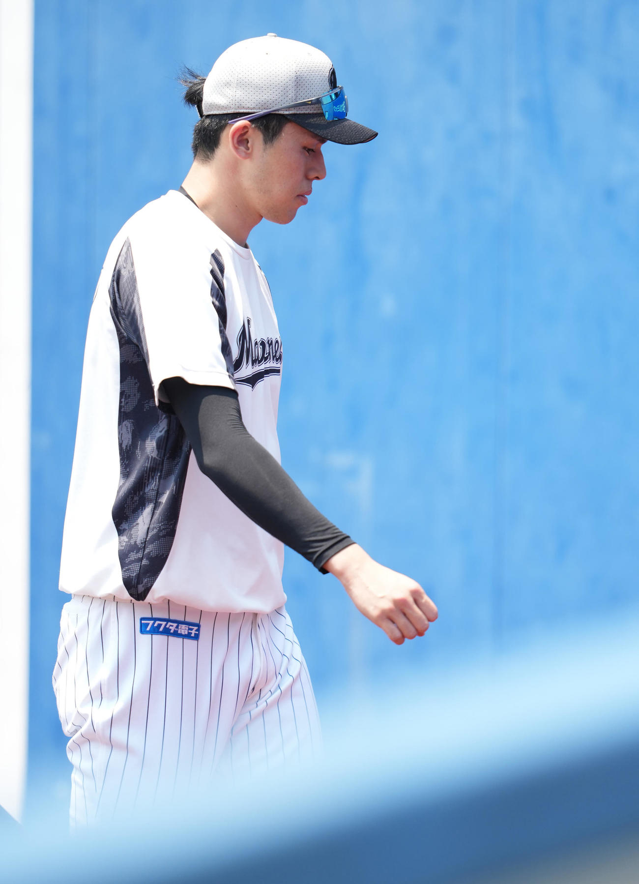 ロッテ対楽天　試合前練習を終え引き揚げるロッテ佐々木朗（撮影・鈴木みどり）