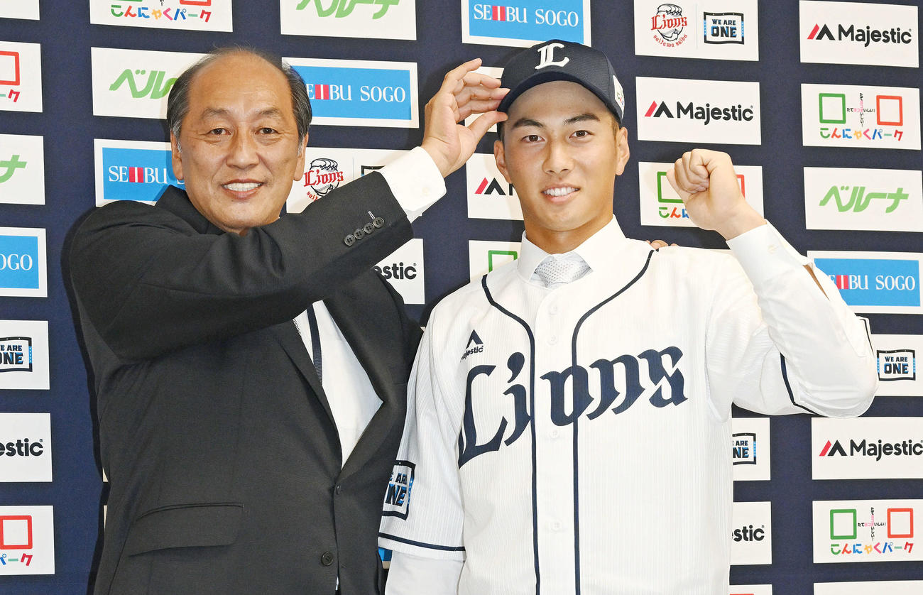支配下選手となった西武長谷川信哉（右）と渡辺久信GM（撮影・滝沢徹郎）
