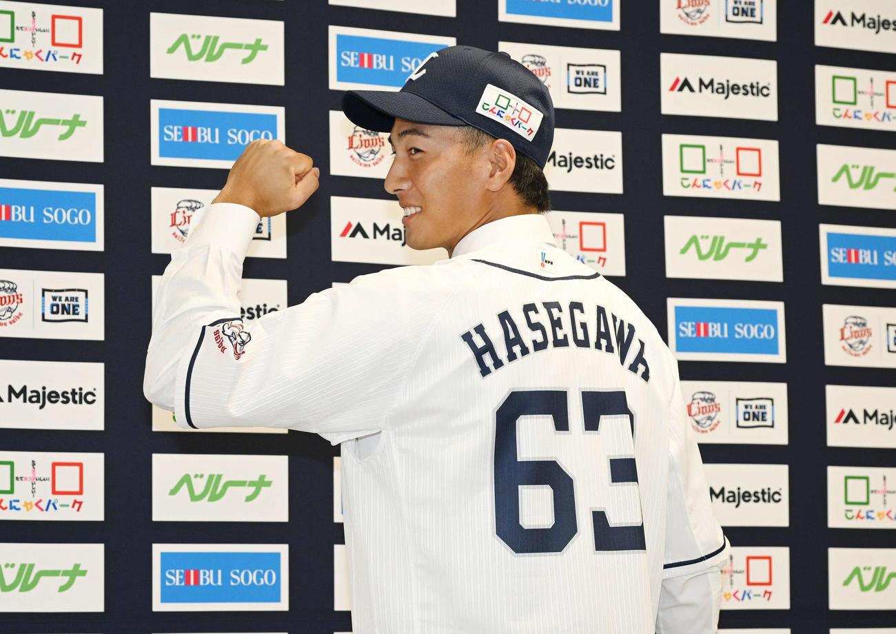 支配下選手となり背番号「63」を披露する西武長谷川信哉（撮影・滝沢徹郎）