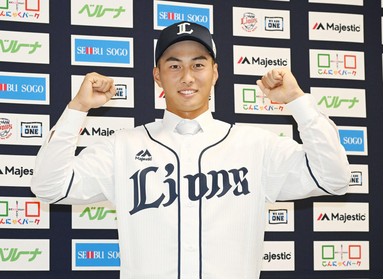 支配下選手となりポーズを取る西武長谷川信哉（撮影・滝沢徹郎）