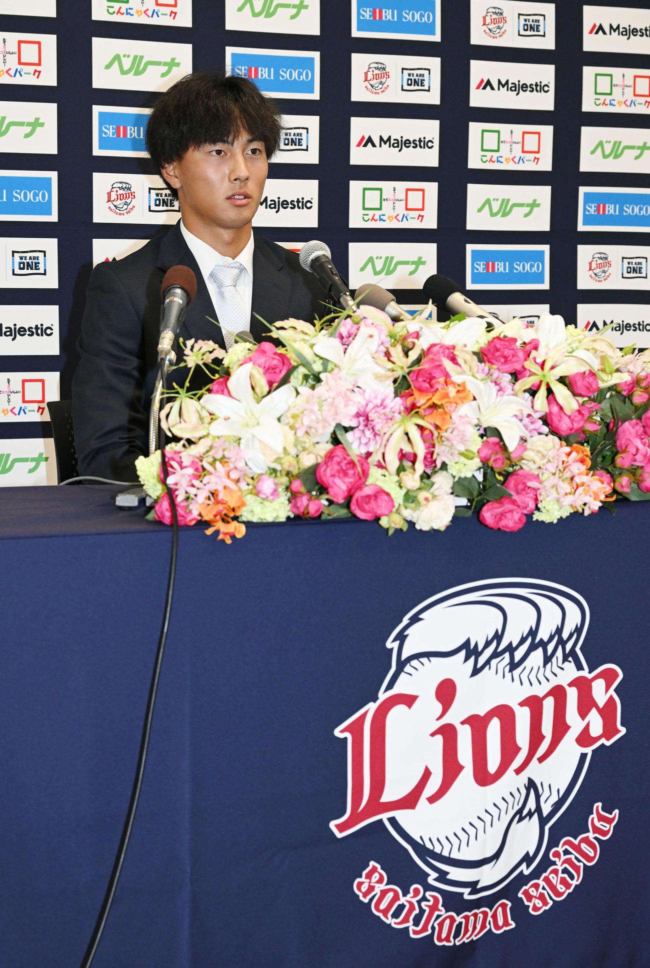 支配下選手となり会見する西武長谷川信哉（撮影・滝沢徹郎）