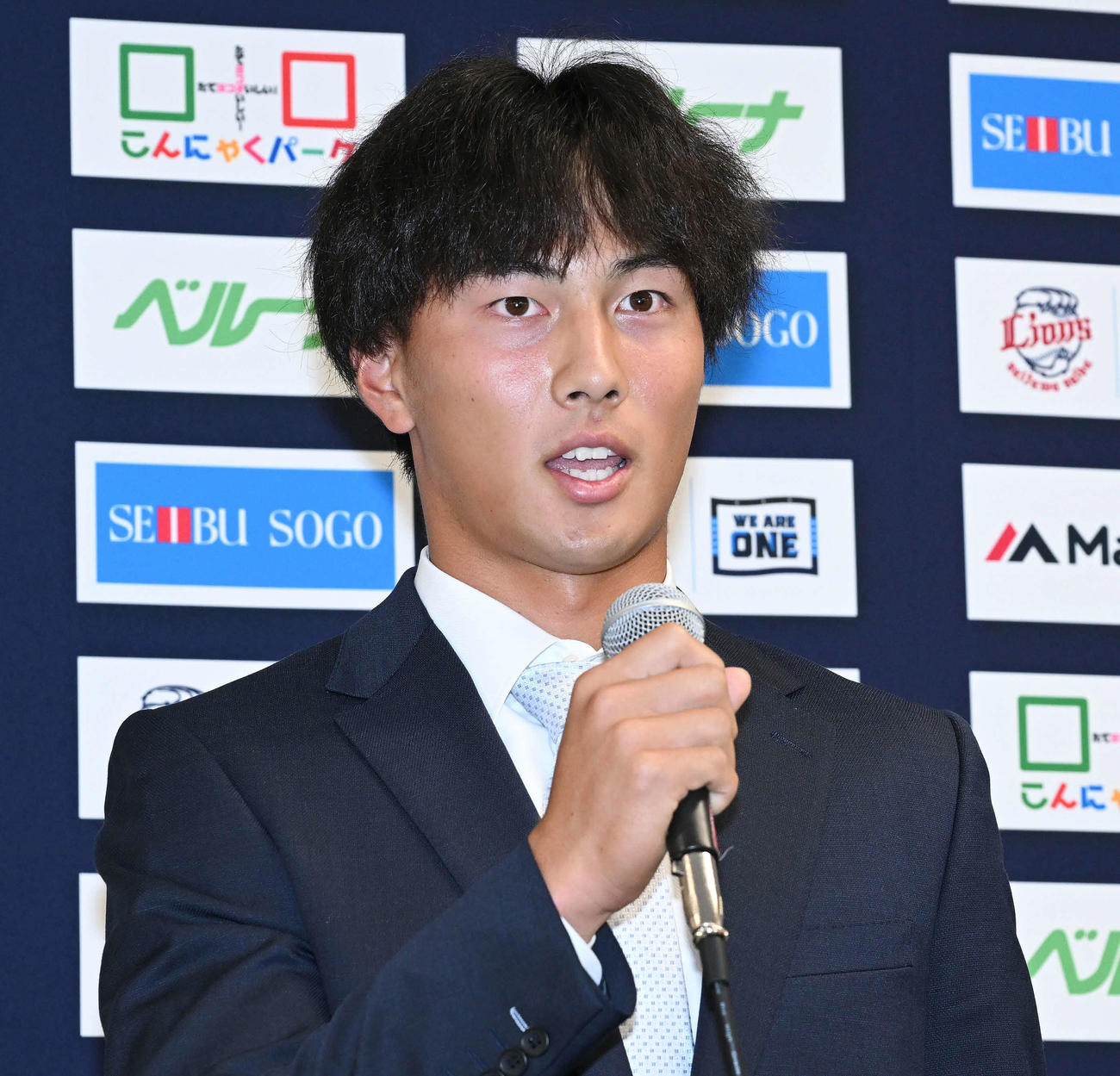 支配下選手となり会見する西武長谷川信哉（撮影・滝沢徹郎）