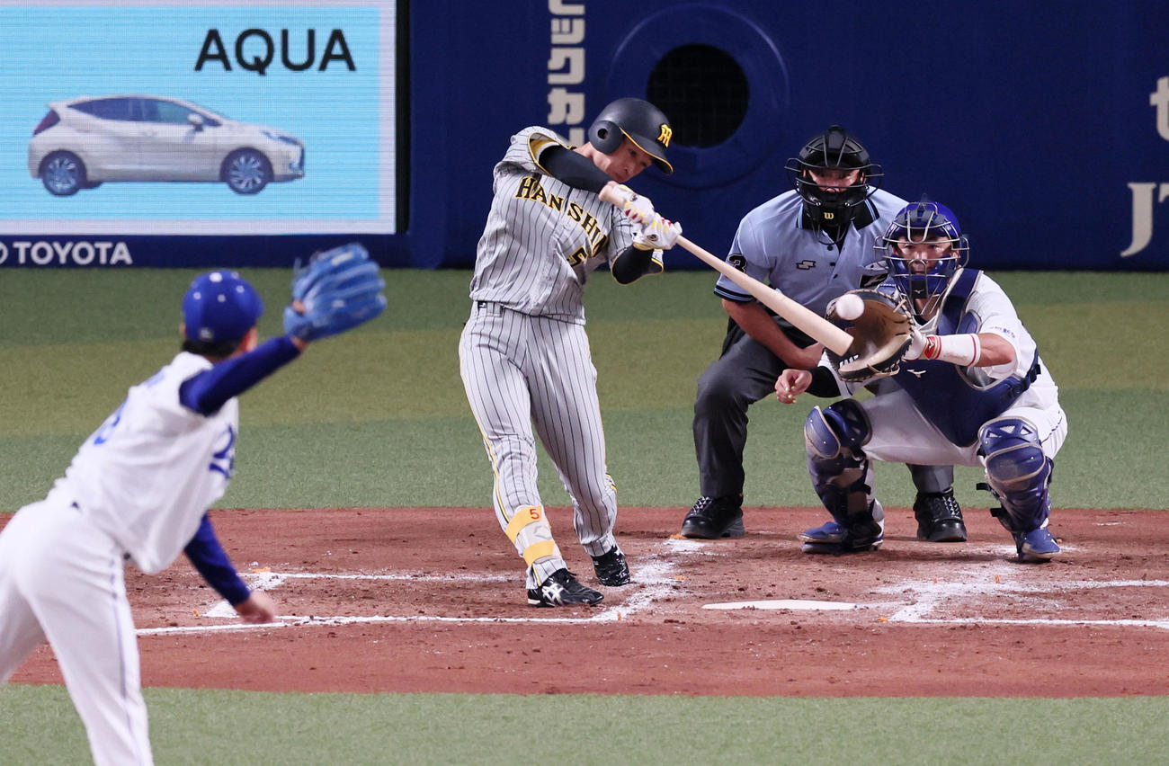 中日対阪神　3回表阪神2死一塁、近本は左前打を放つ。投手は松葉（撮影・加藤哉）