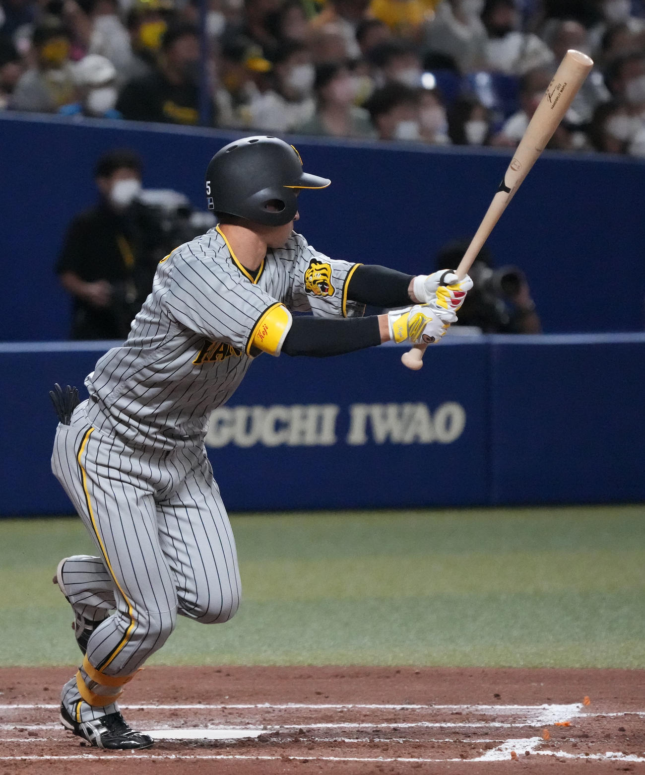 中日対阪神　3回表阪神2死一塁、左前安打を放つ近本（撮影・森本幸一）