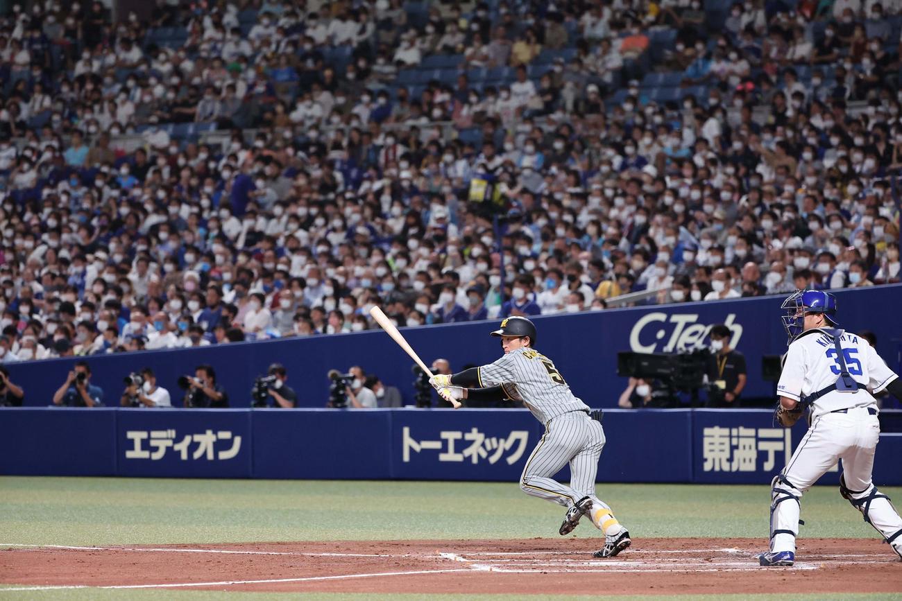 中日対阪神　3回表阪神2死一塁、近本は左前安打を放つ（撮影・上田博志）