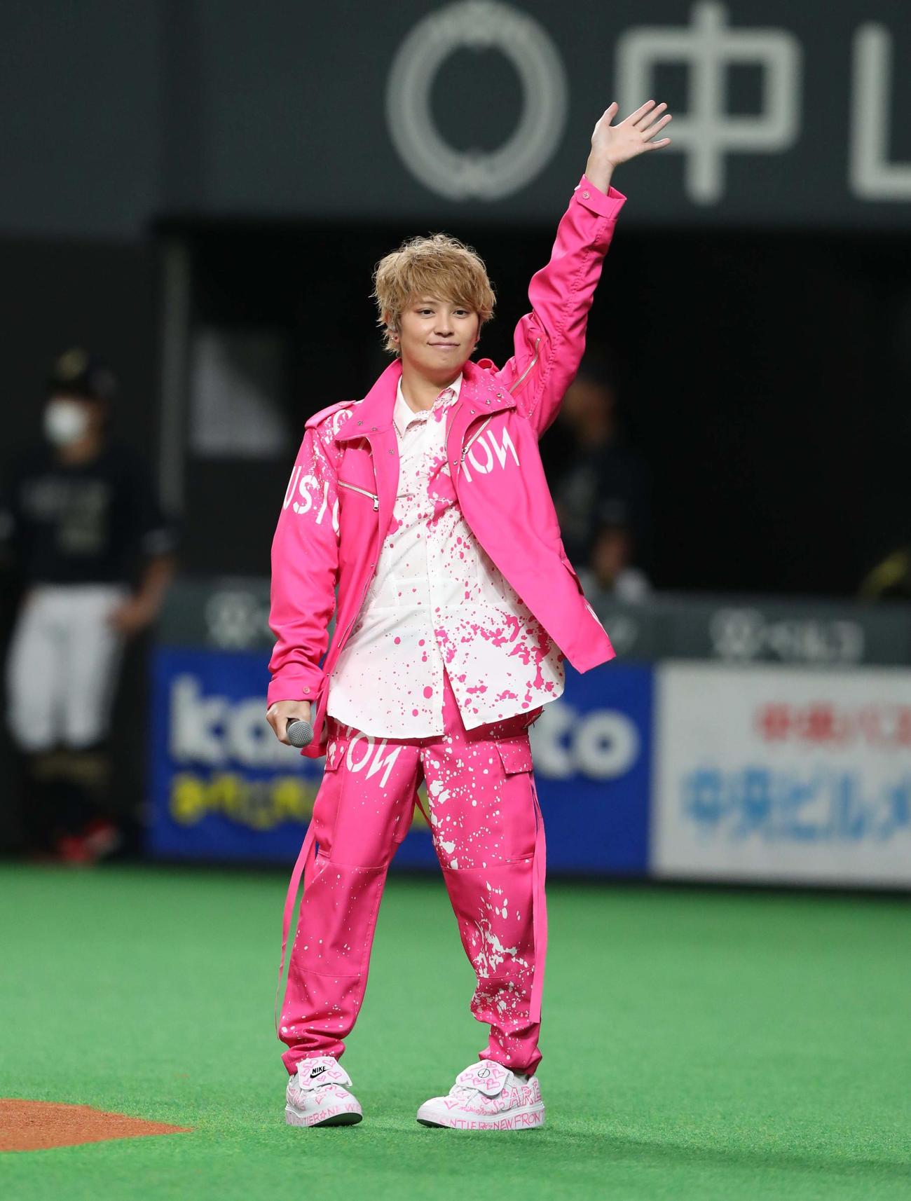 日本ハム対オリックス　札幌ドームにゲストで登場した手越（撮影・黒川智章）