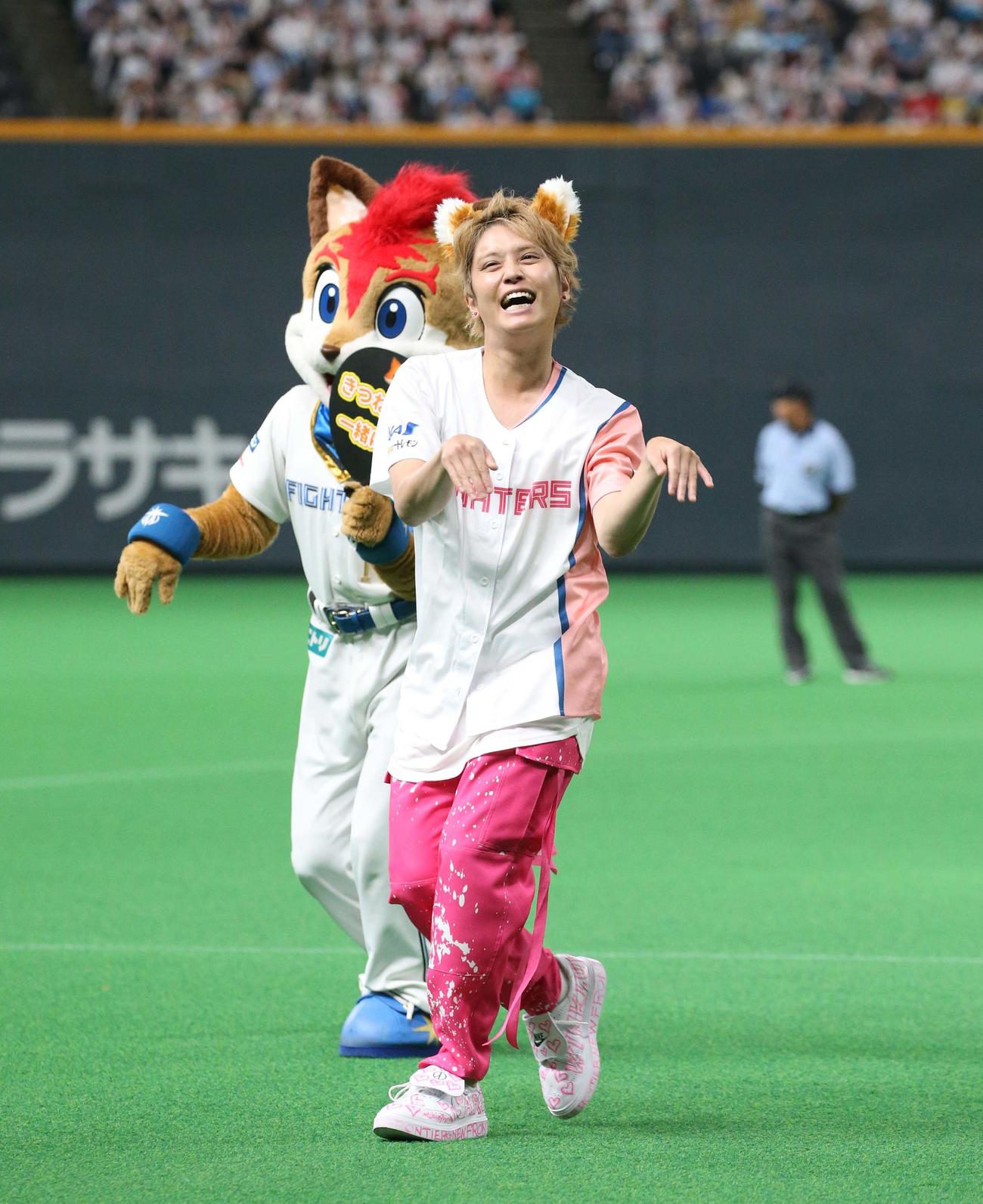 日本ハム対オリックス　「きつねダンス」を踊る手越（撮影・黒川智章）