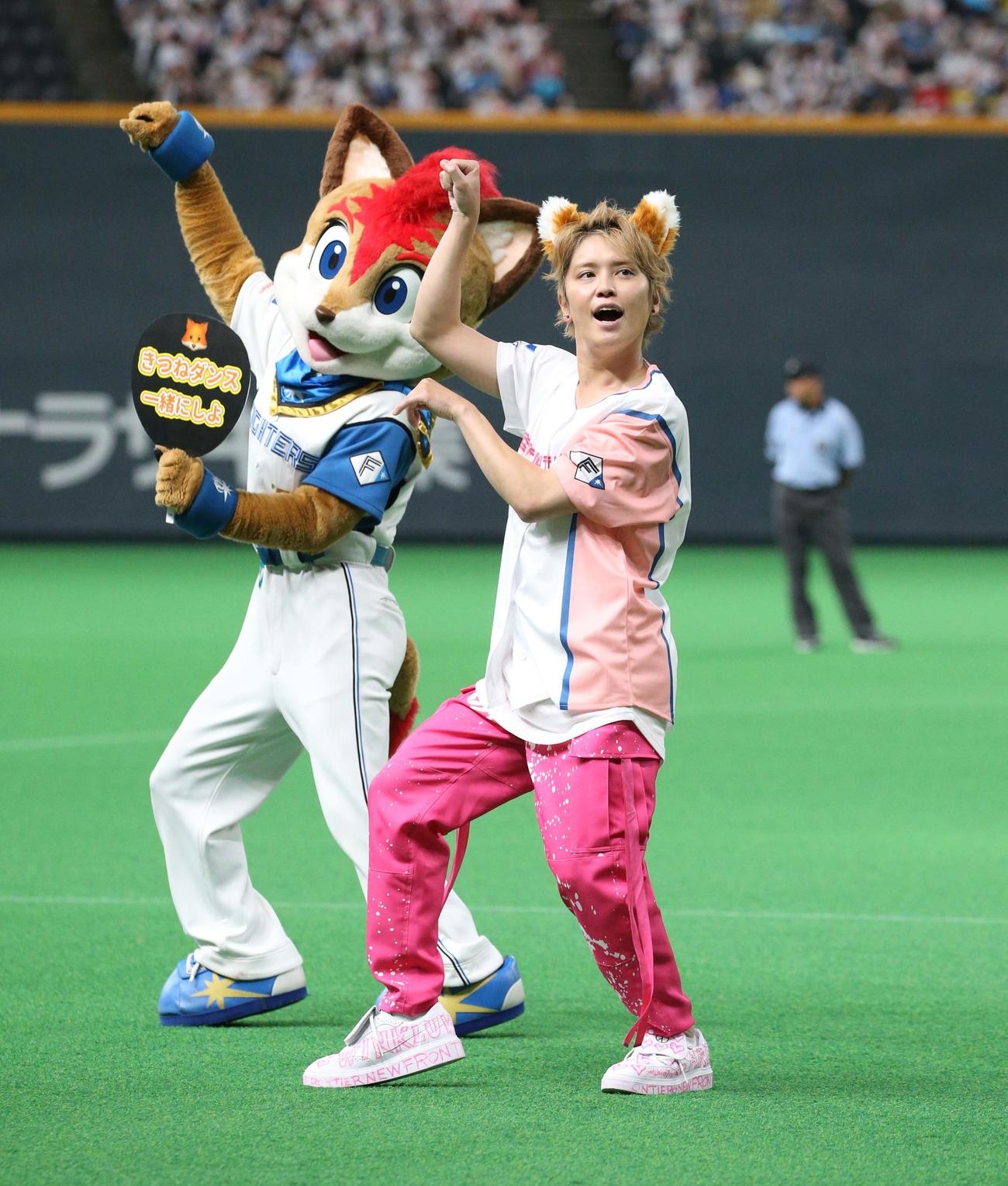 日本ハム対オリックス　「きつねダンス」を踊る手越（撮影・黒川智章）