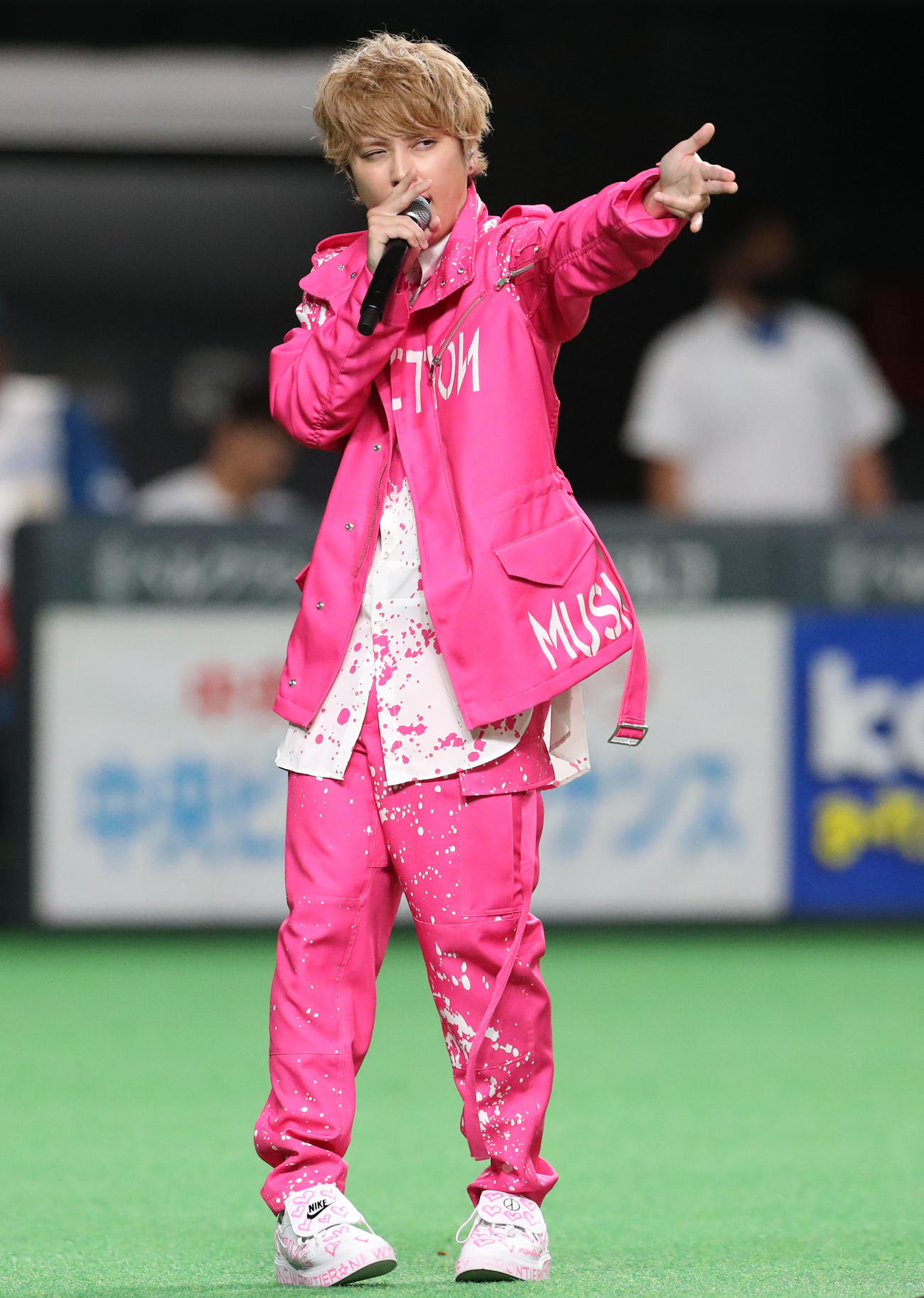 日本ハム対オリックス　スペシャルライブで熱唱する手越祐也（撮影・佐藤翔太）