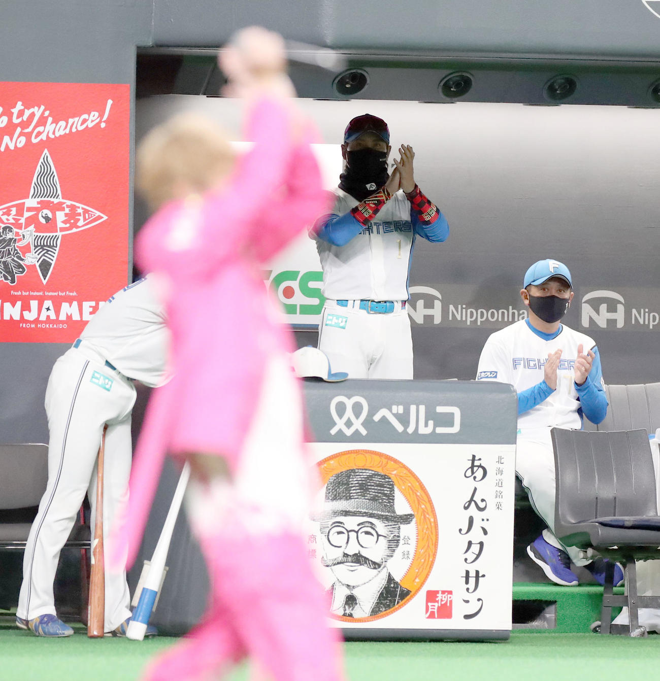 日本ハム対オリックス　手越（左手前）のスペシャルライブに拍手を送る日本ハム新庄監督（撮影・佐藤翔太）