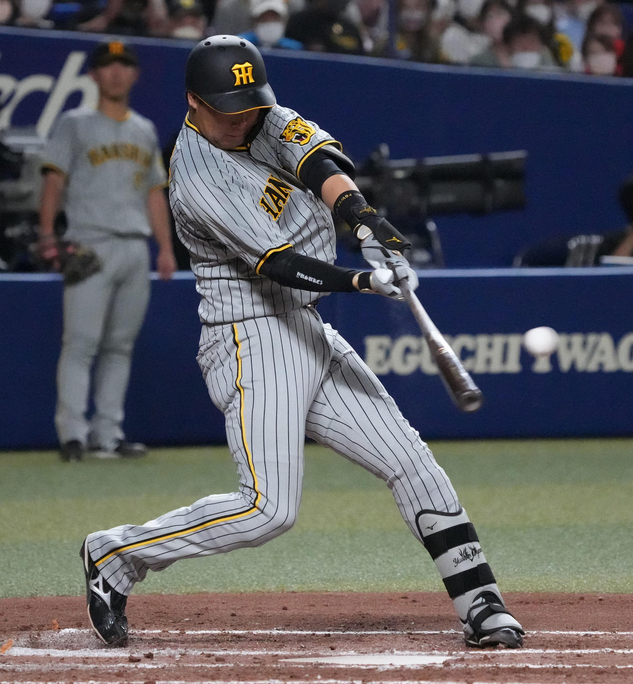 中日対阪神　3回表阪神2死満塁、中堅へ3点適時三塁打を放つ大山（撮影・森本幸一）