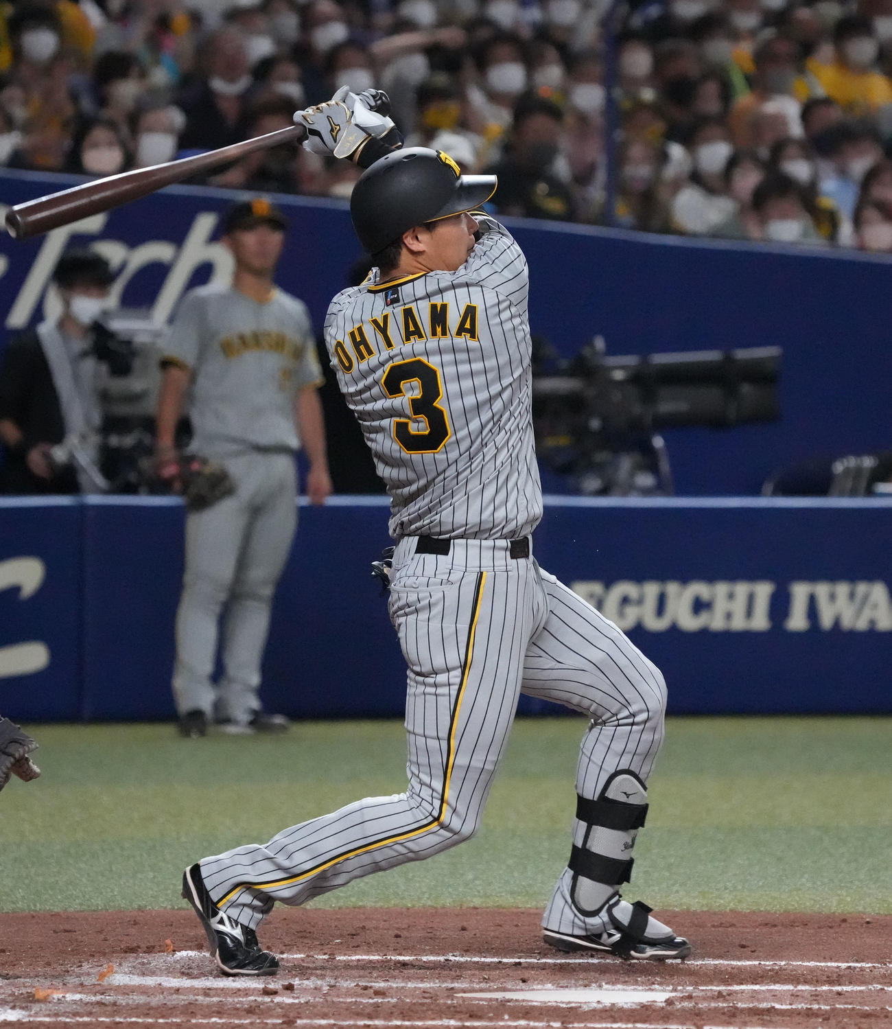 中日対阪神　3回表阪神2死満塁、中3点適時三塁打を放つ大山（撮影・森本幸一）