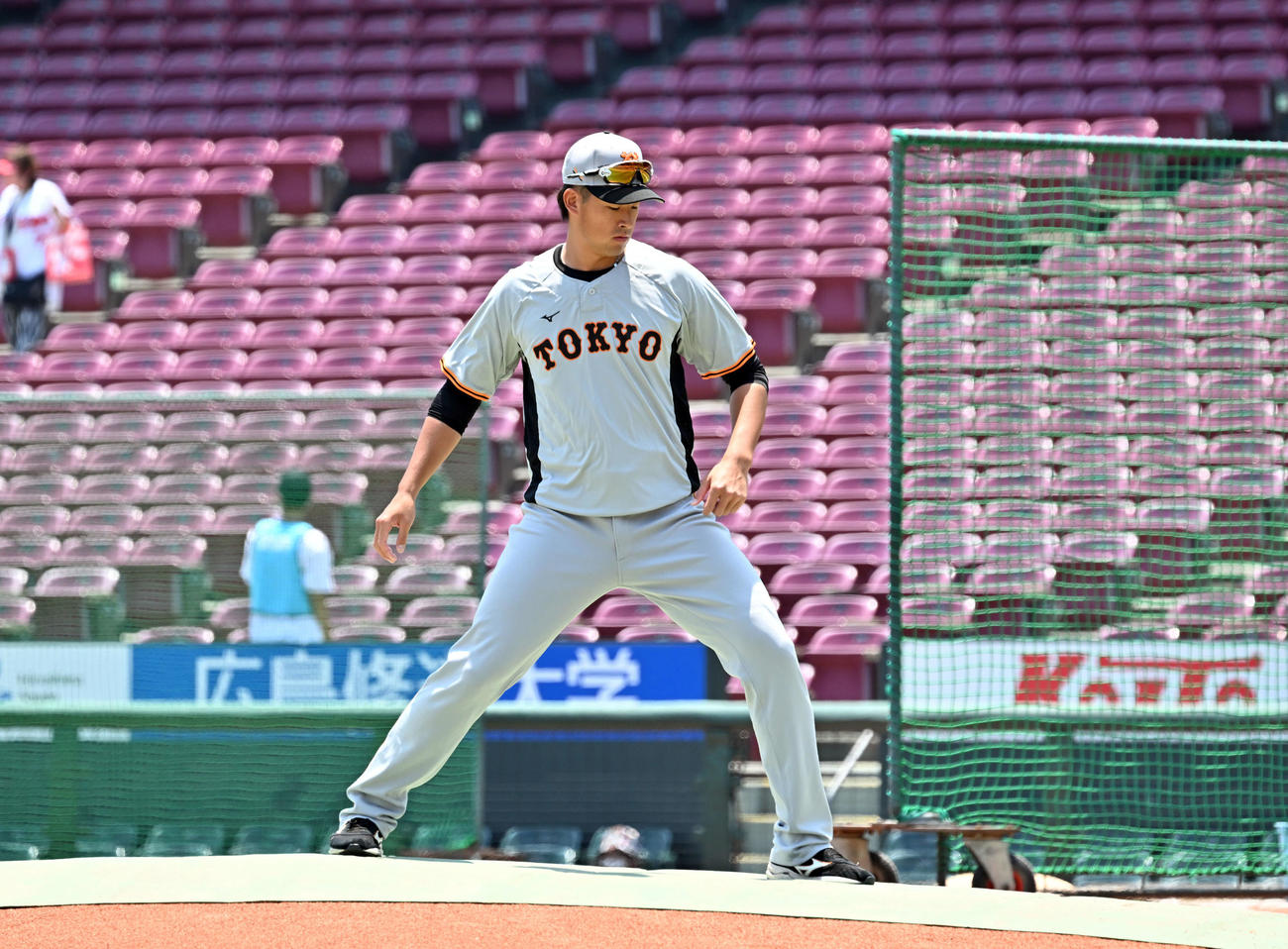 広島対巨人　マウンドを試す巨人堀田（撮影・たえ見朱実）