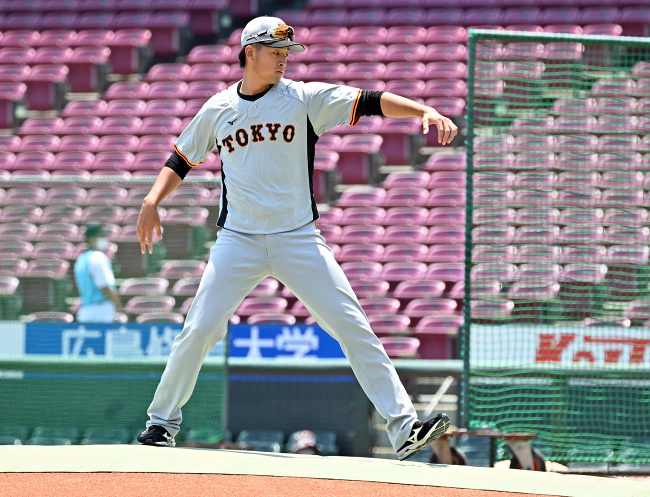 広島対巨人　マウンドを試す巨人堀田（撮影・たえ見朱実）