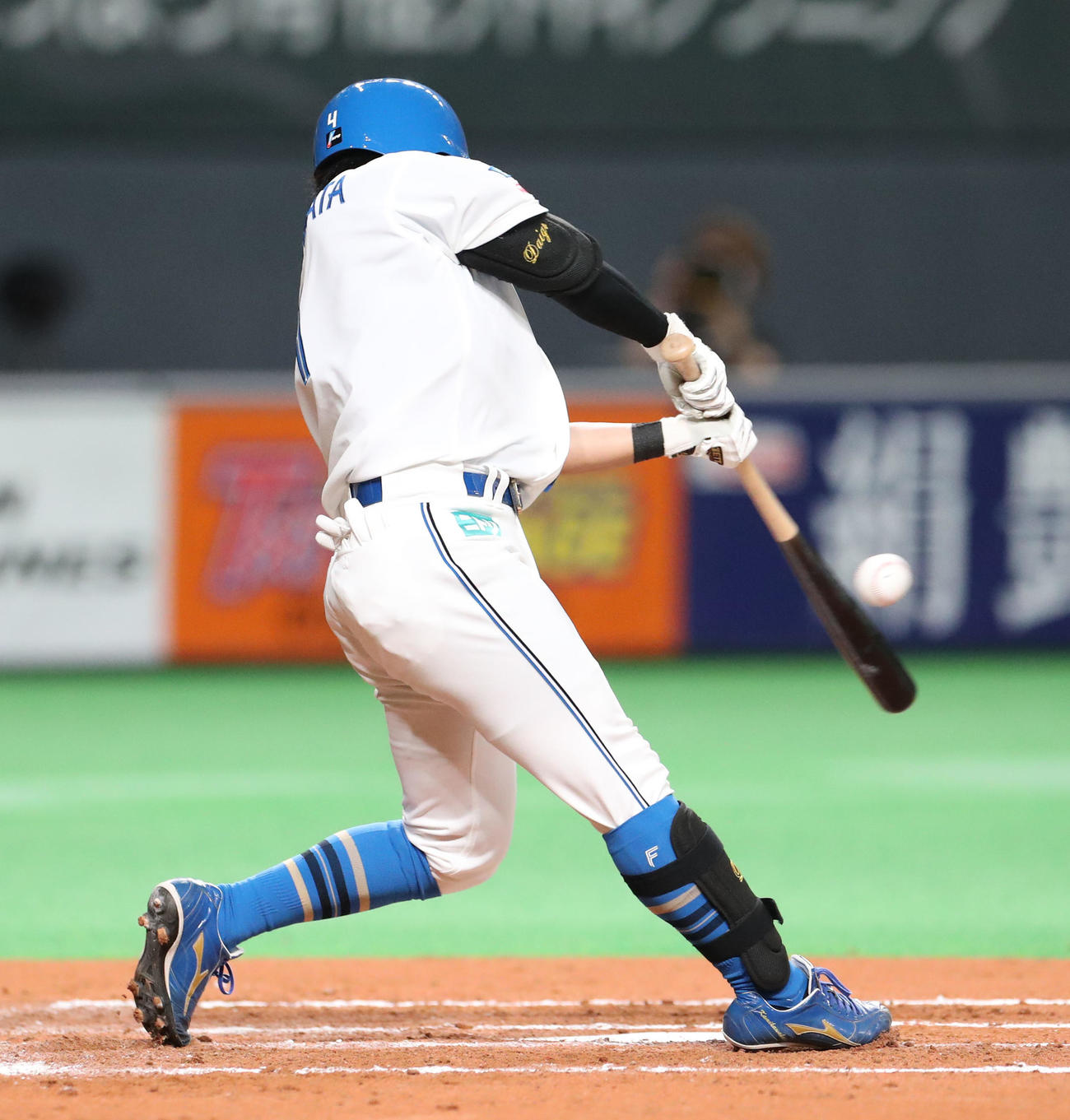 日本ハム対オリックス　6回裏日本ハム2死満塁、上川畑は2点適時二塁打を放つ（撮影・佐藤翔太）