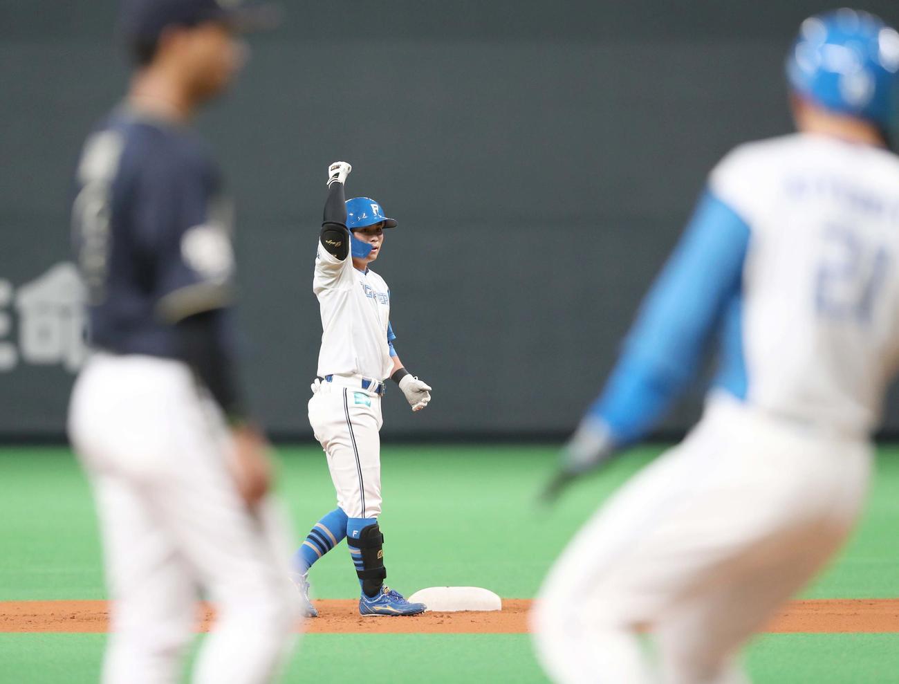 日本ハム対オリックス　6回裏日本ハム2死満塁、右翼線に2点適時二塁打を放ちガッツポーズの上川畑（撮影・黒川智章）