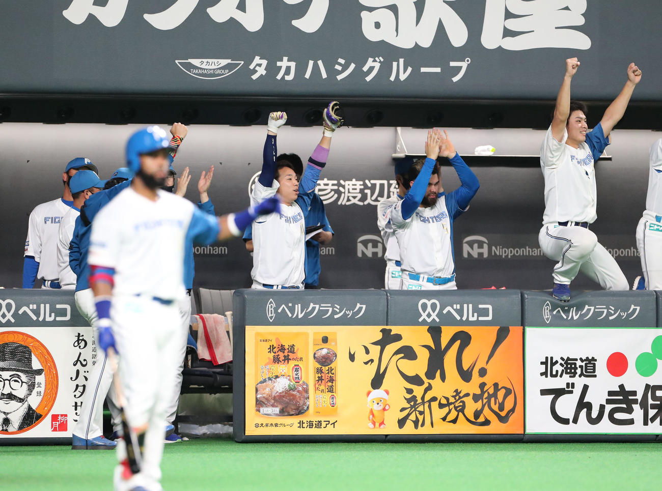 日本ハム対オリックス　6回裏日本ハム2死満塁、上川畑の2点適時二塁打に盛り上がる日本ハムベンチ（撮影・佐藤翔太）