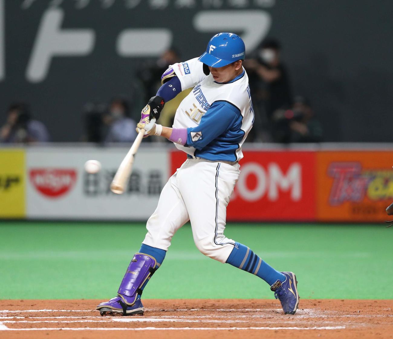 日本ハム対オリックス　7回裏日本ハム無死、右越え本塁打を放つ宇佐見（撮影・黒川智章）