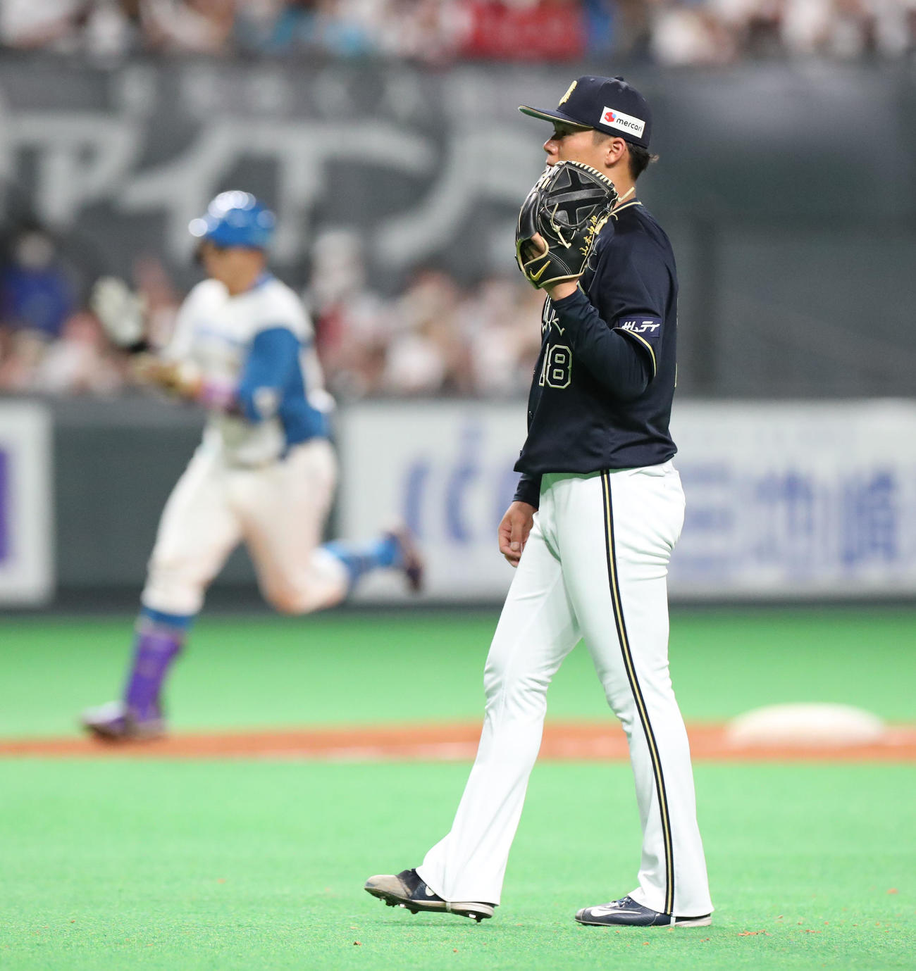 日本ハム対オリックス　7回裏日本ハム無死、宇佐見（左後方）に右越え本塁打を浴びる山本（撮影・佐藤翔太）