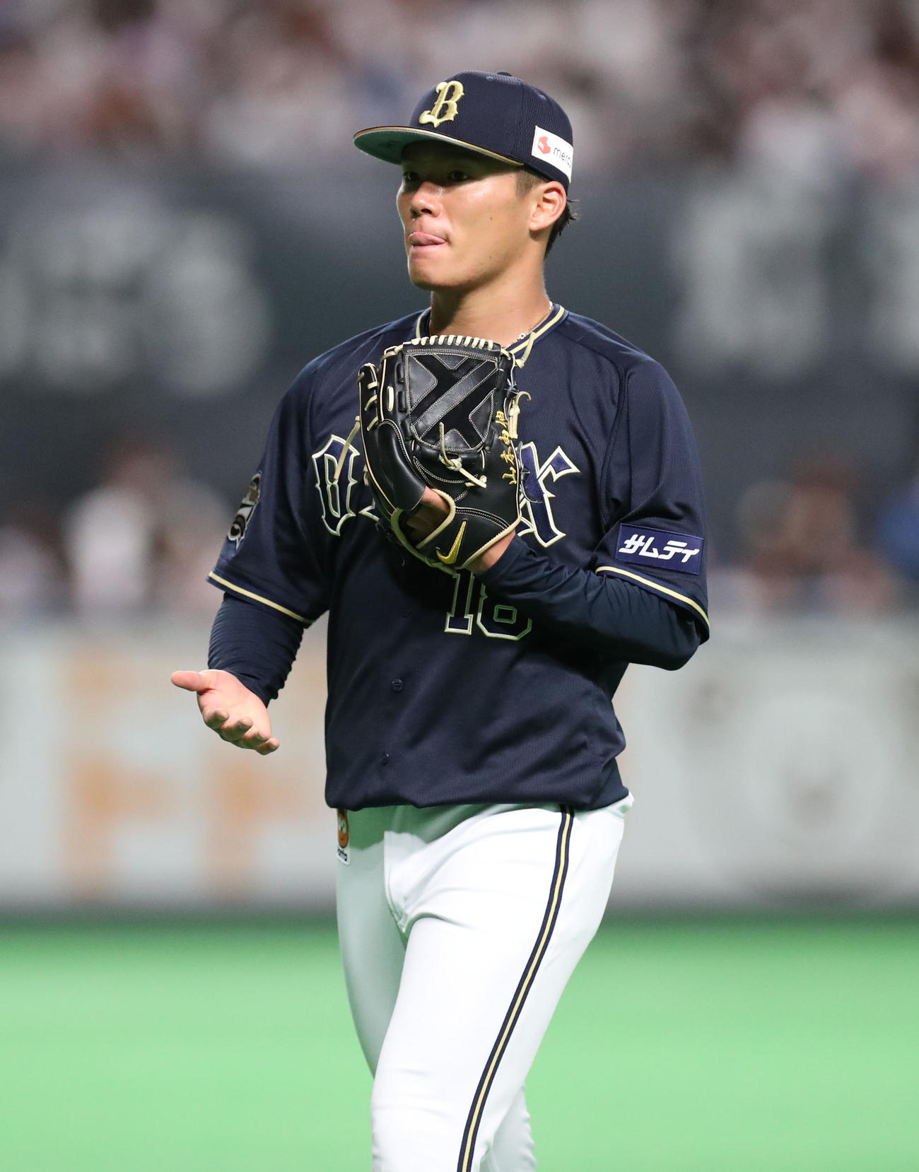 日本ハム対オリックス　グラブをたたきながらベンチに戻るオリックス山本（撮影・佐藤翔太）