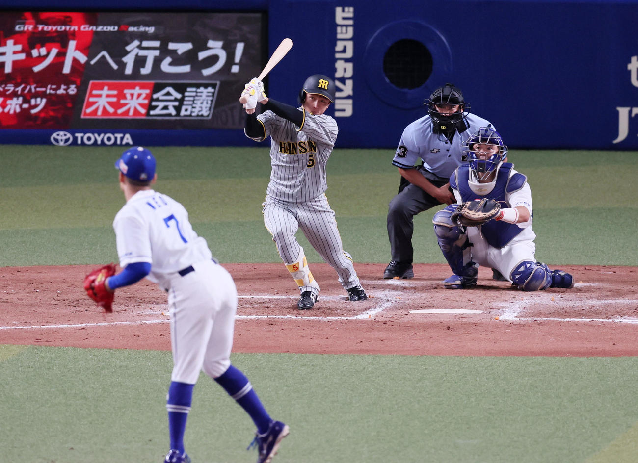 中日対阪神　8回表阪神無死、近本は右前打を放つ。投手は根尾（撮影・加藤哉）
