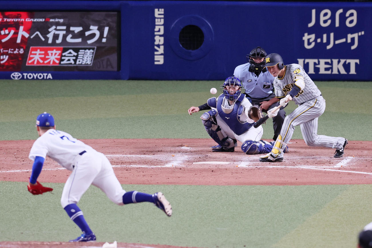 中日対阪神　8回表阪神1死一、三塁、山本は一塁前へスクイズを決める。投手は根尾（撮影・加藤哉）