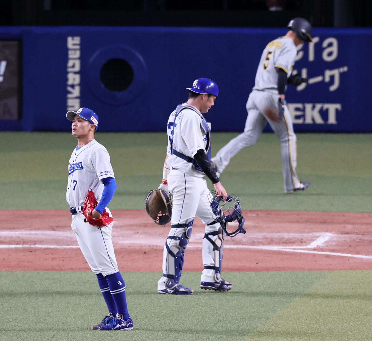 中日対阪神　8回表阪神1死一、三塁、根尾は山本に一塁へスクイズバントを決められて失点（撮影・加藤哉）