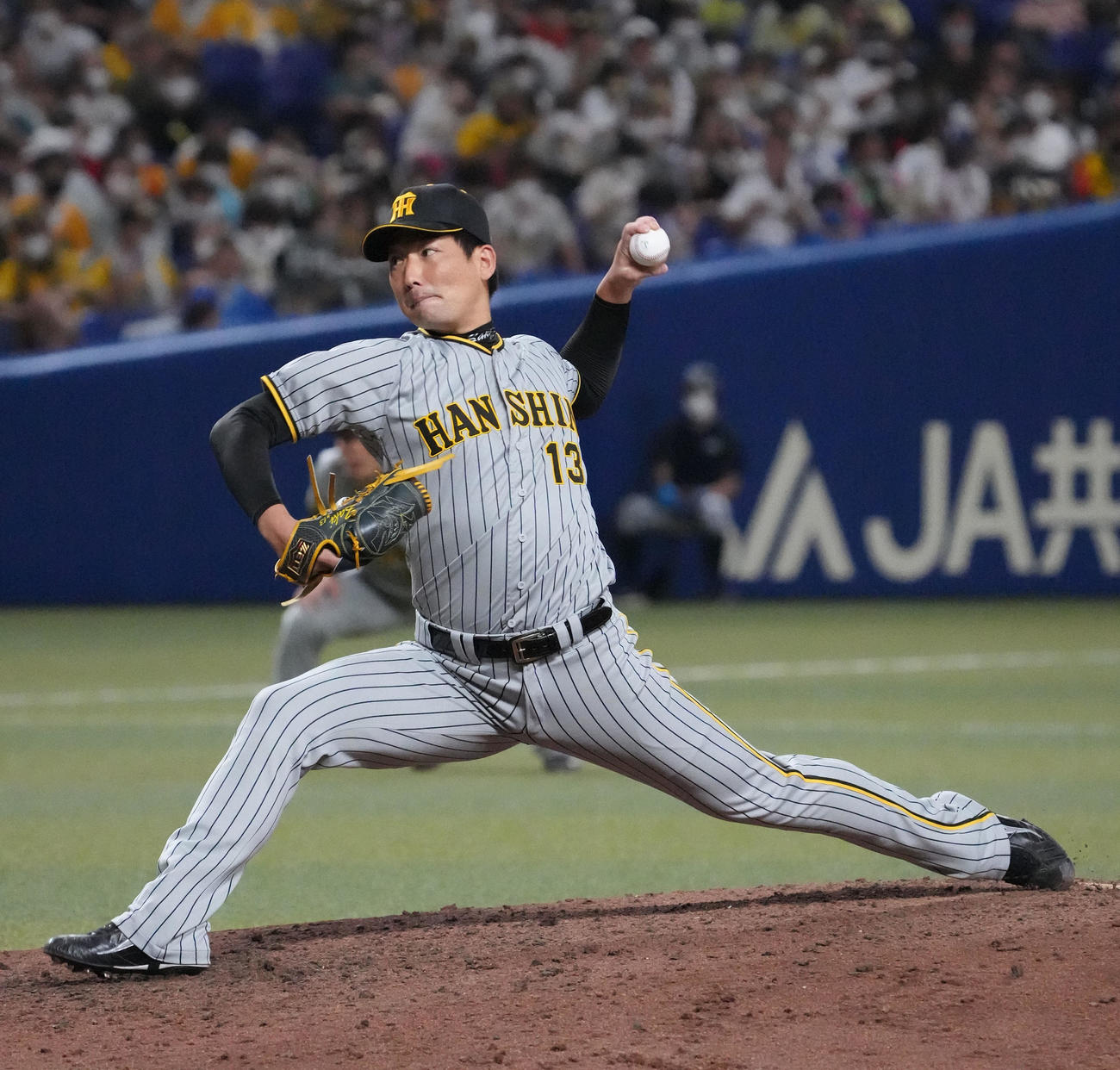 中日対阪神　9回裏、阪神3番手で登板する岩崎（撮影・森本幸一）