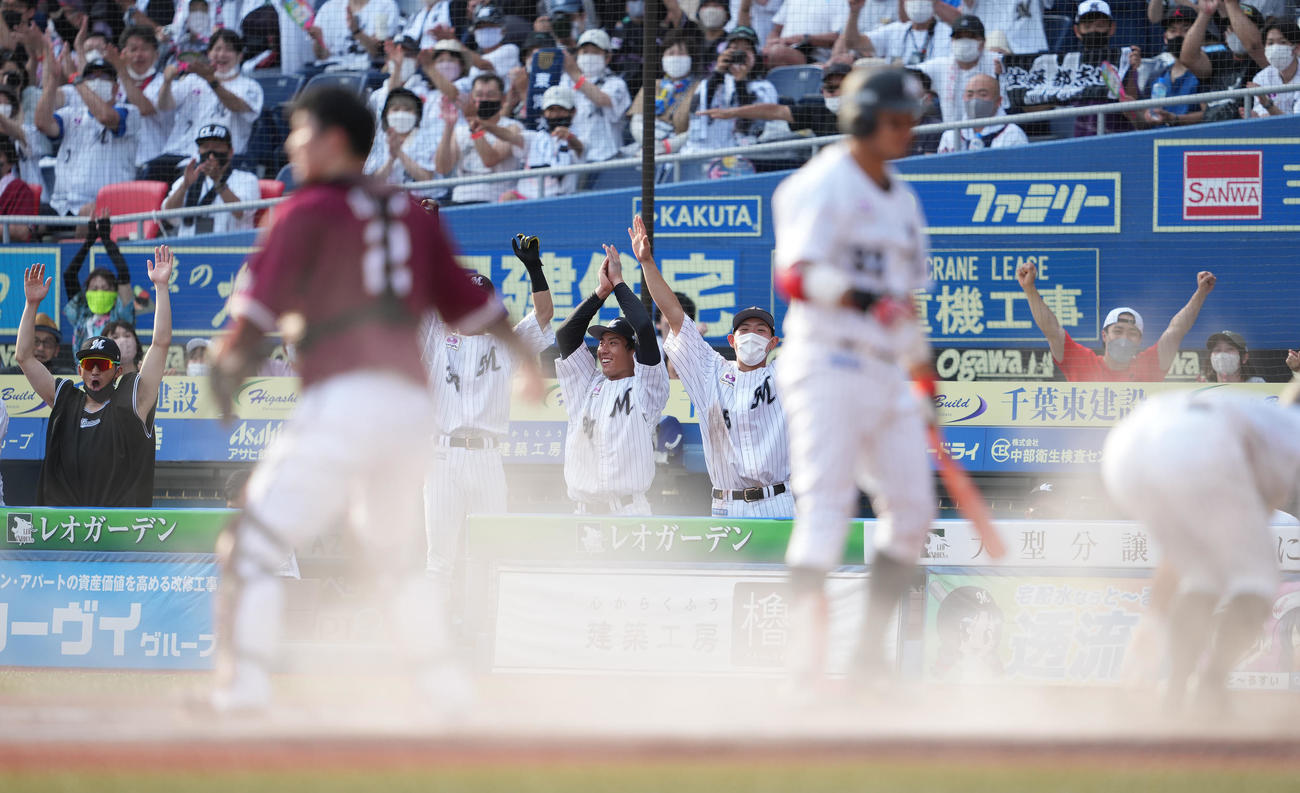 ロッテ対楽天　8回裏ロッテ2死満塁、暴投で三塁走者荻野が生還し、喜ぶ安田（奥右）らロッテナイン（撮影・鈴木みどり）