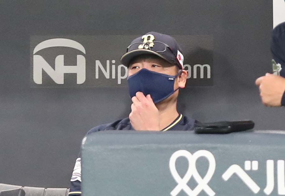 日本ハム対オリックス　ベンチで渋い表情の中嶋監督（撮影・黒川智章）