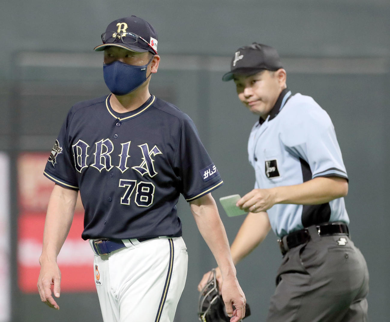 日本ハム対オリックス　選手交代を告げるオリックス中嶋監督（撮影・佐藤翔太）