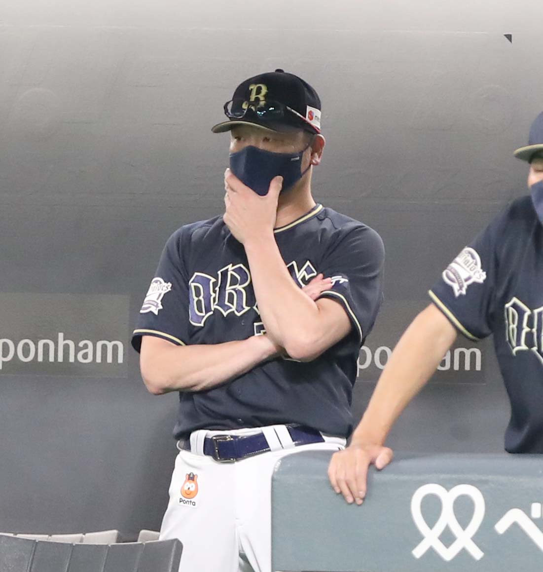日本ハム対オリックス　試合を見つめる中嶋監督（撮影・黒川智章）