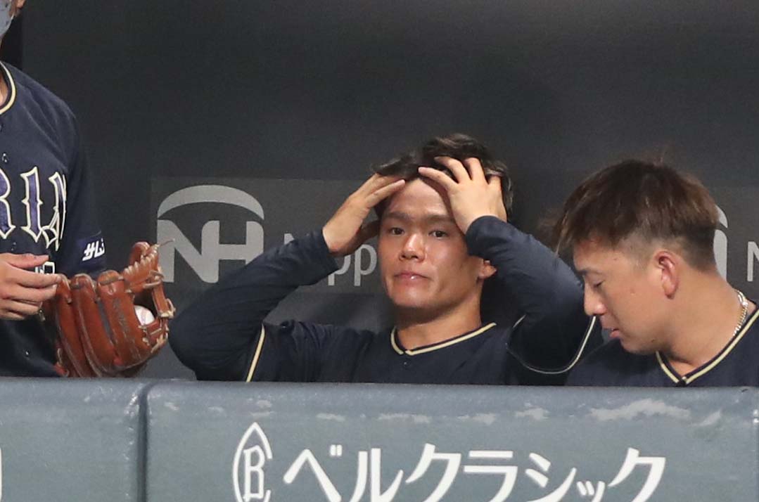 日本ハム対オリックス　初回に失点しベンチで渋い表情のオリックス山本（撮影・黒川智章）