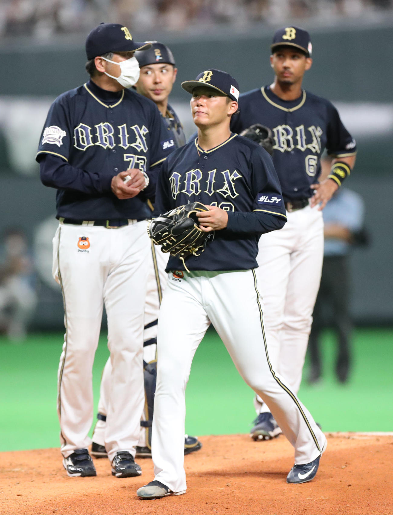日本ハム対オリックス　7回途中で降板するオリックス山本（手前）（撮影・佐藤翔太）