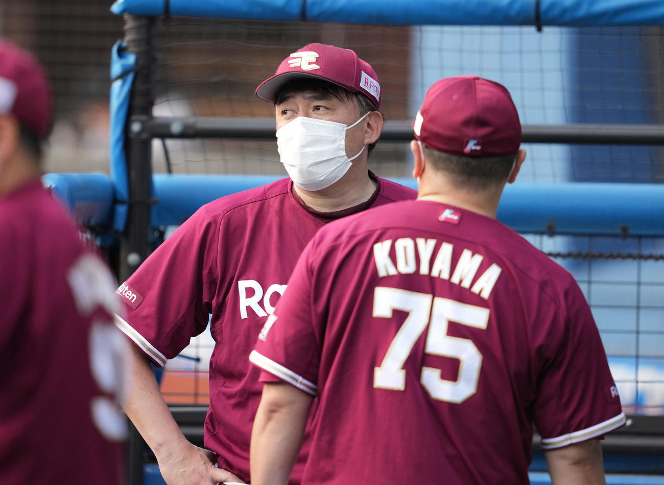 ロッテ対楽天　ベンチで浮かない表情の楽天石井GM兼監督（左）（撮影・鈴木みどり）