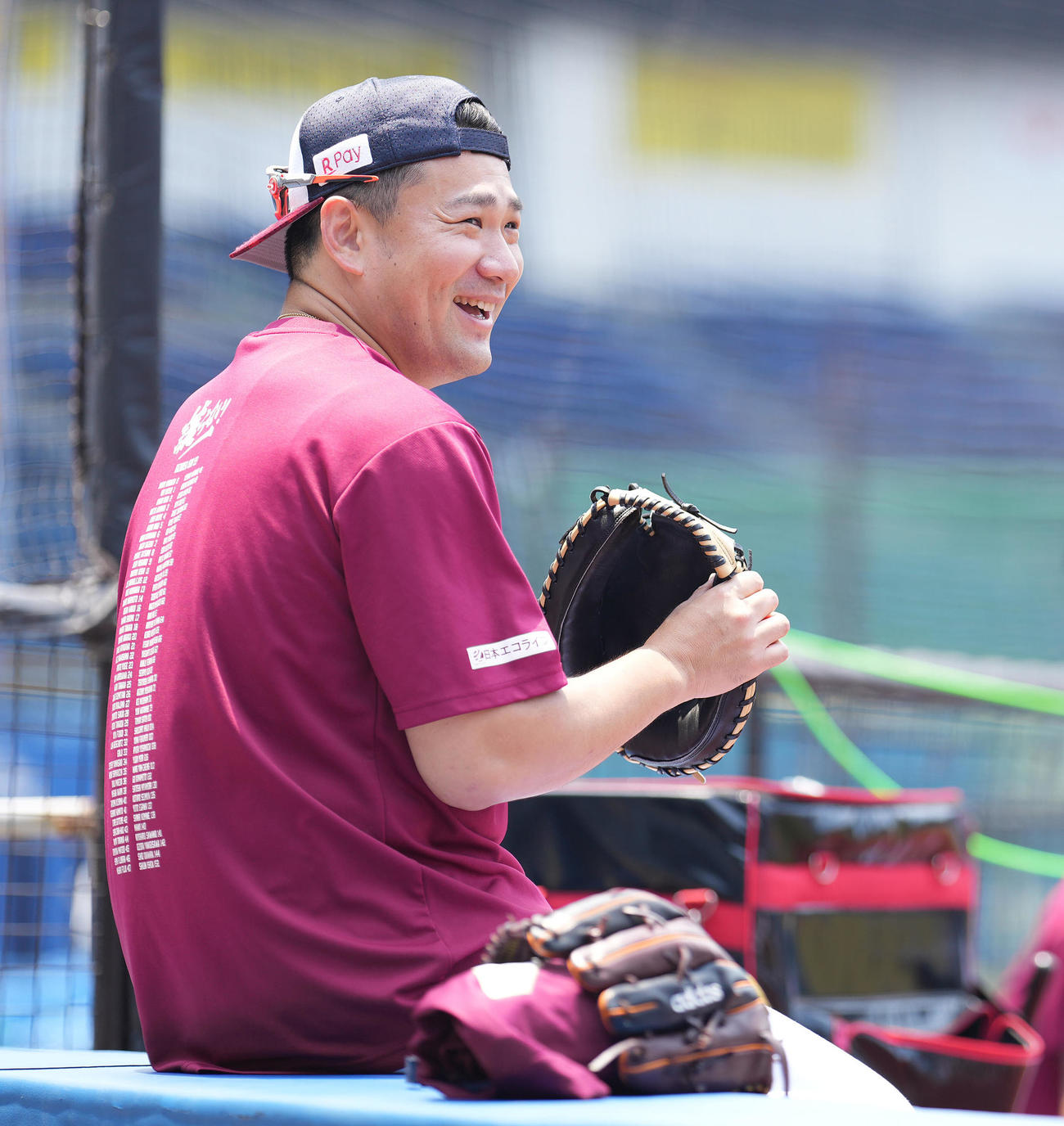 試合前練習で笑顔を見せる楽天田中将（撮影・鈴木みどり）