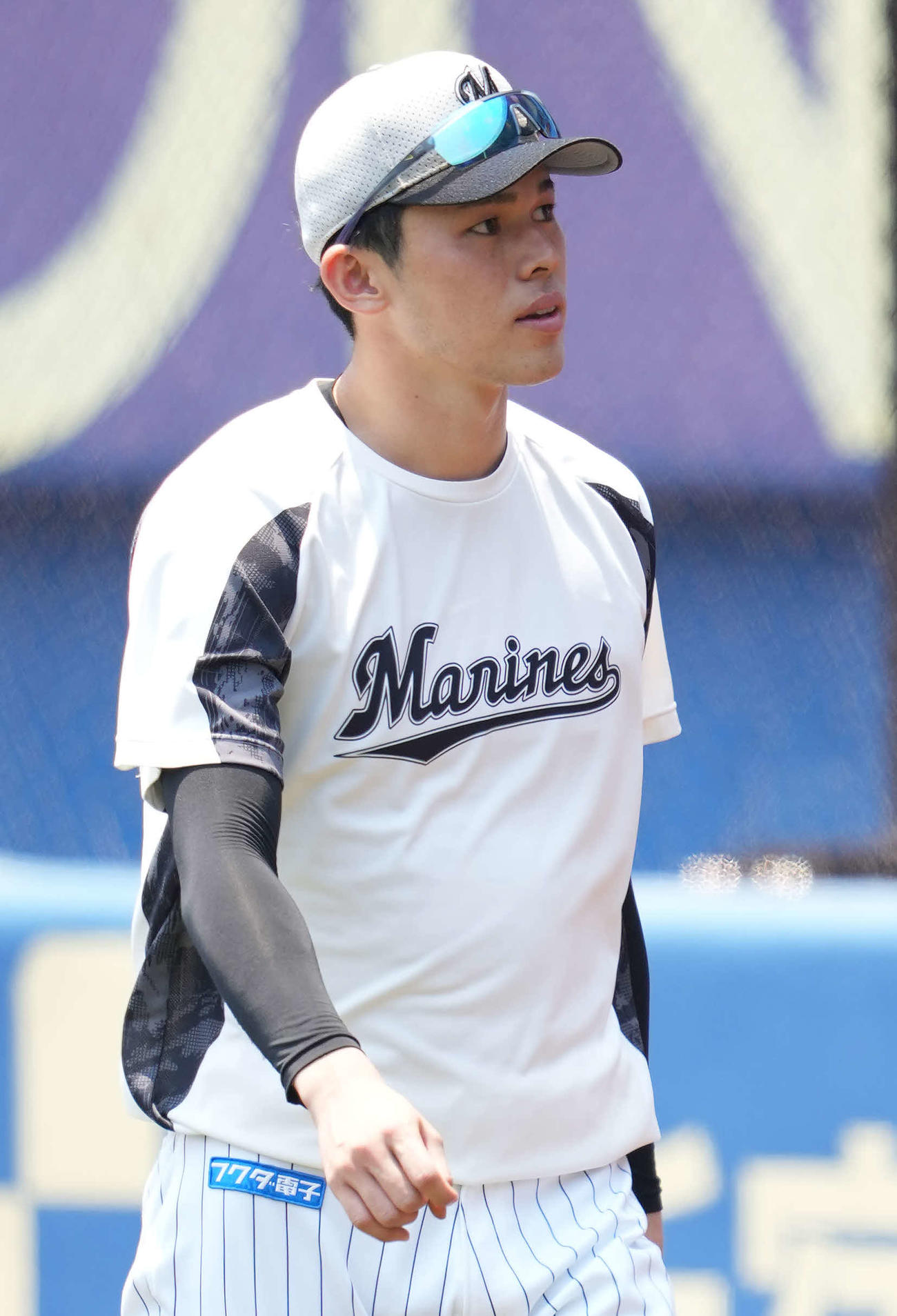 試合前練習を終え引き揚げるロッテ佐々木朗（撮影・鈴木みどり）